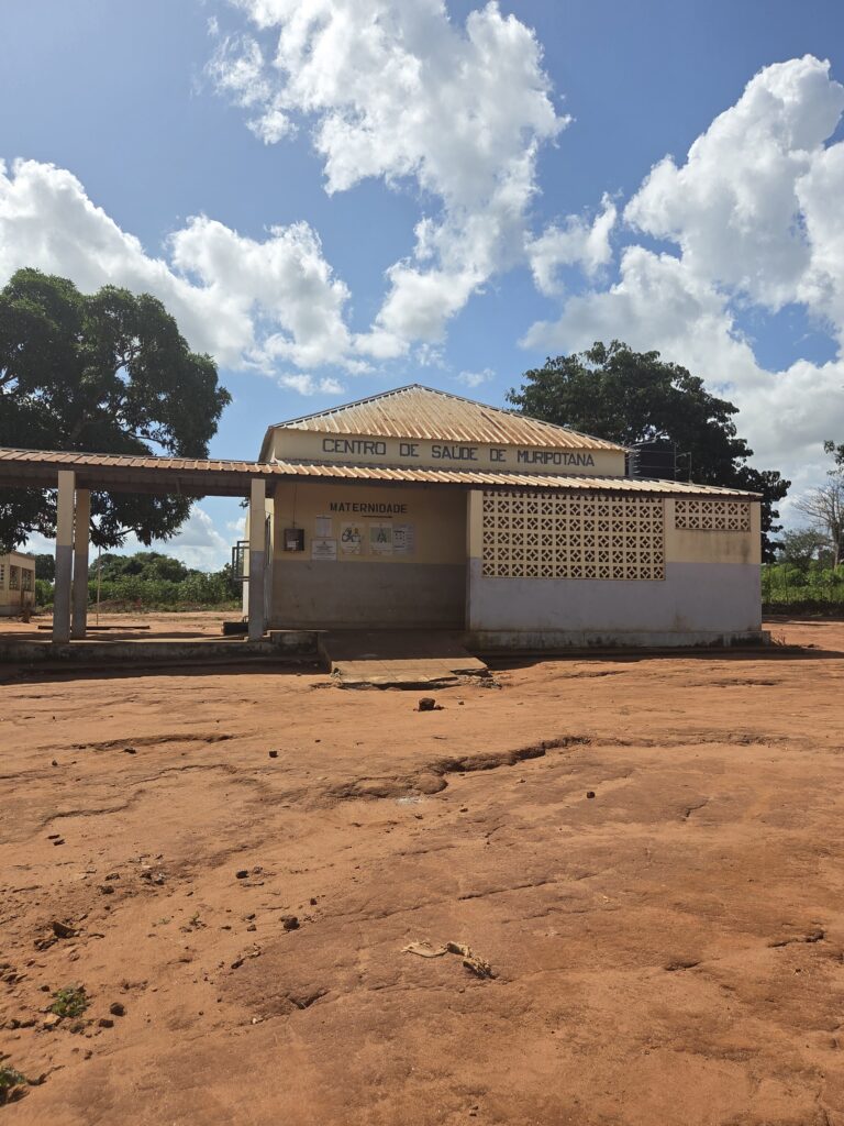 Front view of Centro de Saúde de Muripotana, a rural maternity clinic in Mozambique supported by Canadian charity initiatives.